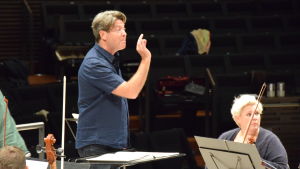 Nick Davies under repetitionen inför konserten. Närbild på Nick Davies då han repeterar med Vantaan viihdeorkesteri.