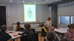 Wirsén visar bilder och diskuterar med eleverna. Författaren och illustratören Stina Wirsén föreläser för barn i ett klassrum på Kimitoön.