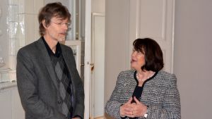 Rolf Danielsson och Aktiastiftelsen i Borgås ordförande Ullrike Hjelt-Hansson. Rolf Danielsson och Ullrike Hjelt-Hansson