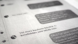 Bedragaren i den brottshärva som Spotlight granskat började tidigt kalla sitt offer för "muru", ungefär "gulle". Hela Facebookchatten finns i polisens förundersökning. Ett svartvitt papper som visar en Facebook-chatt där en bedragare kallat sitt offer för "muru", det vill säga "gulle" på svenska.