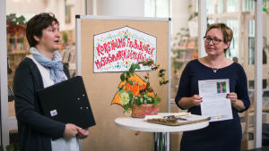 Ulrica Taylor till höger, här tillsammans med bibliotekarie Tina Back. Tina Back och Ulrica Taylor berättar om Korsholms fröbibliotek.