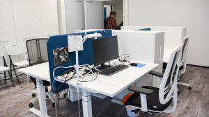 Församlingens öppna kontorslandskap består av fyra arbetsstationer. Flera skrivbord