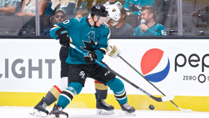 San Joses Antti Suomela i en duell mot Vegas Keegan Kolesar. San Joses Antti Suomela i en duell mot Vegas Keegan Kolesar.