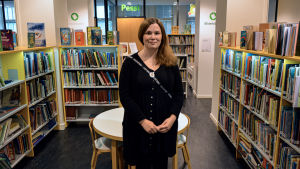Bibliotekspedagog Tanja Fagerholm. Tanja Fagerholm vid barnavdelningen vid Vasa stadsbibliotek.