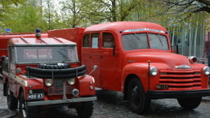 Till vänster Malax äldsta brandbil, till höger en pärla från Lappfjärd. Gamla brandbilar står uppställda på Vasa torg.