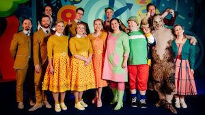 Konsertin esiintyjäkaarti: Peukku pystyssä laulujen sovittaja ja orkesterin kapellimestari Matti Kallio. Muu joukko vasemmalta: Ville Herrala, Jaska Lukkarinen, Lauri Schreck, Susanna Lukkarinen, Maija Sariola, Kukka Lehto, Tuomo Rannankari, Iina Suominen, Reppu-Heppu (Jaakko Loukkola), Neponen (Anu Tuomi-Nikula), Jyrki Laaksonen, Nakkirakki (Ville Mononen) ja Susanna Volanto.