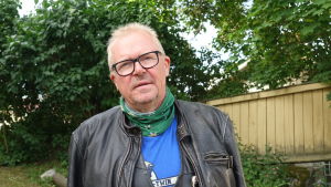 Stadsdirektör Ragnar Lundqvist tyckte modellen i Nystad verkade fungera bra. Lundqvist körde till Yle Västnylands redaktion med motorcykel. Ragnar Lundqvist i läderjacka och grön Raseborgduk med vitsippor.