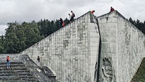 Ryskspråkiga skolungdomar klättrar på Maarjamäes fallfärdiga dolomitväggar. Tanken på Sovjetunionen är antagligen långt borta. Ryskspråkiga skolungdomar klättrar på Maarjamäes fallfärdiga dolomitväggar. Tanken på Sovjetunionen är antagligen långt borta.