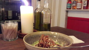Många håller på med hygge i olika delar av världen, men skillnaden är att danskarna har ett ord för det. En dessertportion, ett levande ljus, ett par olivoljeflaskor.