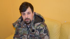 Ibrahem från Irak är orolig för framtiden och vill stanna kvar i Finland. Flyktingen Ibrahem sitter på en soffa.