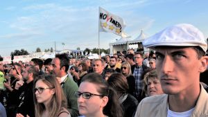Anhängare lyssnar på inlägg vid partikonventet i Rimini Anhängare till italienska Femstjärnerörelsen vid valmöte i Rimini