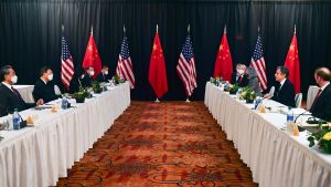 Mötet mellan USA:s och Kinas representanter antas fortsätta i dag fredag. Representanter för USA och Kina samlade runt bord i första toppmötet mellan länderna under Joe Bidens presidentperiod.