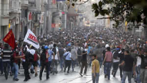 Protesterna vid Gezi-aprken i Istanbul 2013 avslöjade hur djup klyftan i det turkiska samhället var. Erdoğan har sen dess utmålat sina motståndare från att vara fiender, vandaler och förrädare. Protesterna vid Gezi i Istanbul sommaren 2013.