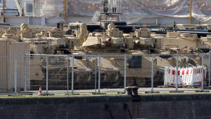 Amerikanska militärfordon i hamnen i Bremerhaven. Tyskland utgör ett viktigt nav för dem amerikanska militärens logistik. Militärfordon står parkerade bakom ett stängsel