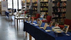 Utställningen pågår ända fram till påsk. Flera böcker uppradade på bord inne i biblioteket.