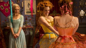 Lily James och Sophie McShera i "Askungen". Lily James som Askungen och Sophie McShera som Drisella i Disneyfilmen Cinderella.