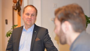 Tom Simola pratade med Jonas Sundström på tisdag morgon (26.4, Sundström i förgrunden). Tom Simola med Jonas Sundström i förgrunden