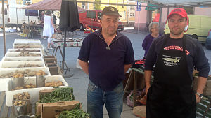 Guy Ranta (till vänster) och Anders Lindqvist. Guy Ranta (till vänster) och Anders Lindqvist är torgförsäljare på Ekenäs torg.