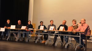 De politiker som deltog i valdebatten i Hangö var (från vänster) Theo Sjöblom (SFP), Sven Sundström (Hanko 2016 Hangö), Pirkko Heinänen (Saml), Mira Haahti (FKP), Timo Sarojärvi (Grön), Pekka Tuunanen (Sannf), Birgitta Gran (VF) och Tom Rönnblad (SDP). Politiker i Hangö sitter i valdebatt i Hankoniemen lukio. Theo Sjöblom (SFP), Sven Sundström (Hangö 2016), Pirkko Heinänen (Saml), Mira Haahti (FKP), Timo Sarojärvi (Grön), Pekka Tuunanen (Sannf), Birgitta Gran (VF) och Tom Rönnblad (SDP).