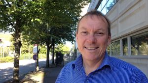 John Ekelund ansvarar för Röda korsets insamlingar. John Ekelund är direktör för medelanskaffning vid Finlands Röda Kors.