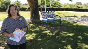 Olivia Ainza-Kramer, vd för handelskammaren i Nogales-Santa Cruz, säger att detaljhandeln drar nytta av turistströmmarna från grannlandet, och många lokala företag importerar från eller exporterar till Mexiko. Olivia Ainza-Kramer, vd för handelskammaren i Nogales-Santa Cruz, står utanför handelskammarens kontor i Nogales.