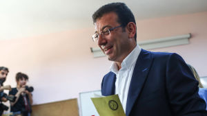 Ekrem İmamoğlu i vallokalen på söndagen. Borgmästarkandidaten Ekrem İmamoğlu röstar i Istanbul.