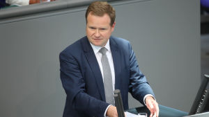 Europarådets Frank Schwabe välkomnade att myndigheterna var "villiga att diskutera svåra frågor". Frank Schwabe håller tal.