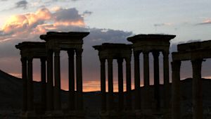 Palmyra har nu bytt händer två gånger sen maj 2015. IS har orsakat stor skada i den historiska gamla staden. Tetrapylonporten på bilden hör till de minnesmärken som har skadats svårt under IS andra ockupation av staden. Tetrapylonen i Palmyra innan den sprängdes av Islamiska staten.