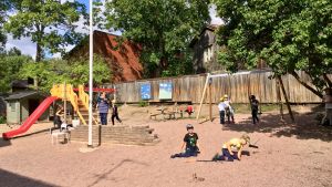 Förutom i den närliggande parken, kan barnen också leka på gården. Barn som leker på eftisgården.
