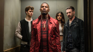 Baby (Ansel Elgort) tillsammans med gangstrarna Bats (Jamie Foxx), Buddy (Jon Hamm) och Darling (Eiza González). Baby (Ansel Elgort) står i en hiss tillsammans med de andra gangstrarna.