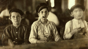 Lewis Hine - Pojkar i en cigarrfabrik i Florida i början av 1900-talet. Tre pojkar som jobbar i en cigarrfabrik i Florida. Bilden togs 1909 av Lewis Hine.