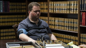 Richard Jewell (Paul Walter Hauser) går med på att ta ett lögndetektortest. Richard Jewell (Paul Walter Hauser) sitter vid ett bord och tar en lögndetektortest. niskor.
