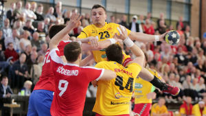 Cocks besegrade Dicken i vårens finalserie. Vitalie Nenita försöker göra mål för Cocks i den andra handbolslfinalen mot Dicken våren 2018.