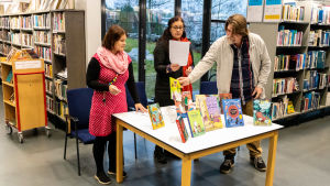 Förvalsjuryn har gjort sitt. Milka Harjunen, Keth Strömdahl, Mika Fagerudd med finalböckerna.