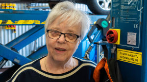 - Jag tänker med fasa på den dagen då jag faktiskt blir pensionerad. Veronica Wirbergh i sin bilverkstad.