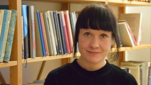 Reetta Huhtanen filmade på barnens villkor och insåg att det blir bäst då hon håller sig i bakgrunden och låter händelserna utspela sig framför kameran. Närbild på dokumentärfilmregissören Reetta Huhtanen.