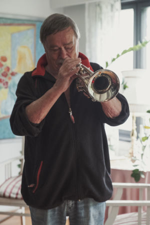 Risto Pellava on vanha Kotka Big Band -aktiivi. Ennen kuin poistumme, serenadi kajahtaa ilmoille. Risto Pellava soittaa trumpettia.