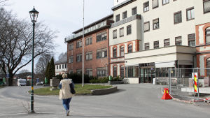 Det gamla sjukhuset inne i Sarpsborgs centrum har köpts av kommunen för att erbjuda närvård. Gamla sjukhuset i Sarpsborg som kommunen köpt.