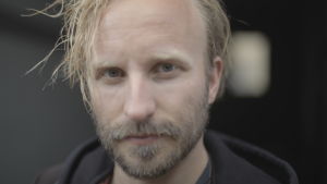 Skådespelare har tidigare varit ”barn i familjen” inom den dramatiska teatern, skådisar är kropp och regissörer är huvud, säger professor i skådespelarkonst Anders Carlsson. Anders Carlsson, professor vid teaterhögskolan i Helsingfors