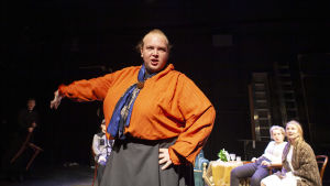 Herman Nyby som Gertrude Stein. Foto från En blick är en blick är en blick på Lilla Teatern.