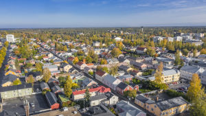 Karleby är ett exempel på en tvåspråkig kommun där finskan är majoritetsspråk. kokkola syksyllä ilmasta