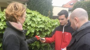 Kandidaterna Lucia Kleštincová och Vladimír Bilčík från partiet SPOLU delar ut valmaterial åt en man som råkar komma hem precis när kandidaterna är på plats. Kandidater för det slovakiska partiet SPOLU delar ut valmaterial till en man som kommer emot dem på gatan.