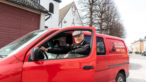 Kalle Augustson har många kilometer av resor på kontinenten bakom sig. Kalle Augustson vid sin röda bil.
