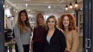 Frissorna Maria Wirtanen, Mikaela Jakobsson, Carola Öhberg och Nina Lindqvist gör allt för att kunderna ska känna sig trygga. För fotograferingen tog de av sig munskydden. Maria Wirtanen, Carola Öhberg, Mikaela Jakobsson och Nina Lindqvist på Cami´s salong i Ingå.