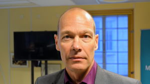 Utbildningsdirektör Rikard Lindström har utrett alternativ för personal som inte kan vistas i Kvarnbackens skola (arkivbild). Utbildningsdirektör Rikard Lindström