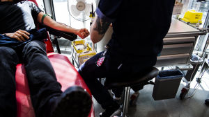 Blodtjänsten håller kontakt med aktiva blodgivare och ringer dem regelbundet. En person donerar blod.