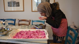 Ayaa Shek Jalall doftar på rosenbladen. Ayaa Sheikh Jalal doftar på rosenblad som ska användas i honung.