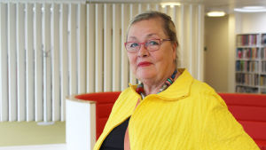 Hannele Helkama-Rågård var en ung inredningsarkitekt när hon fick i uppdrag att planera inredningen i Tölö bibliotek. Hannele Helkama- Rågård är inredningsarkitekt
