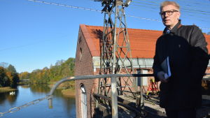 Bostads-, energi- och miljöminister Kimmo Tiilikainen (C) vid Billnäs kraftverk. Jordbruks- och miljöminister Kimmo Tiilikainen bekantar sig med fiskvägarna i Billnäs som ska byggas strax nedanför platsen där han står.