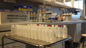 Ingå väntar nu på resultaten från analyserna. Laboratorium vid Helsingfors universitet/Miljövetenskapliga institutionen i Vik